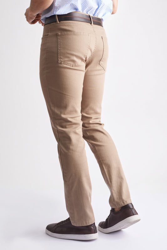 Pantalón 5 bolsillos slim fit color arena