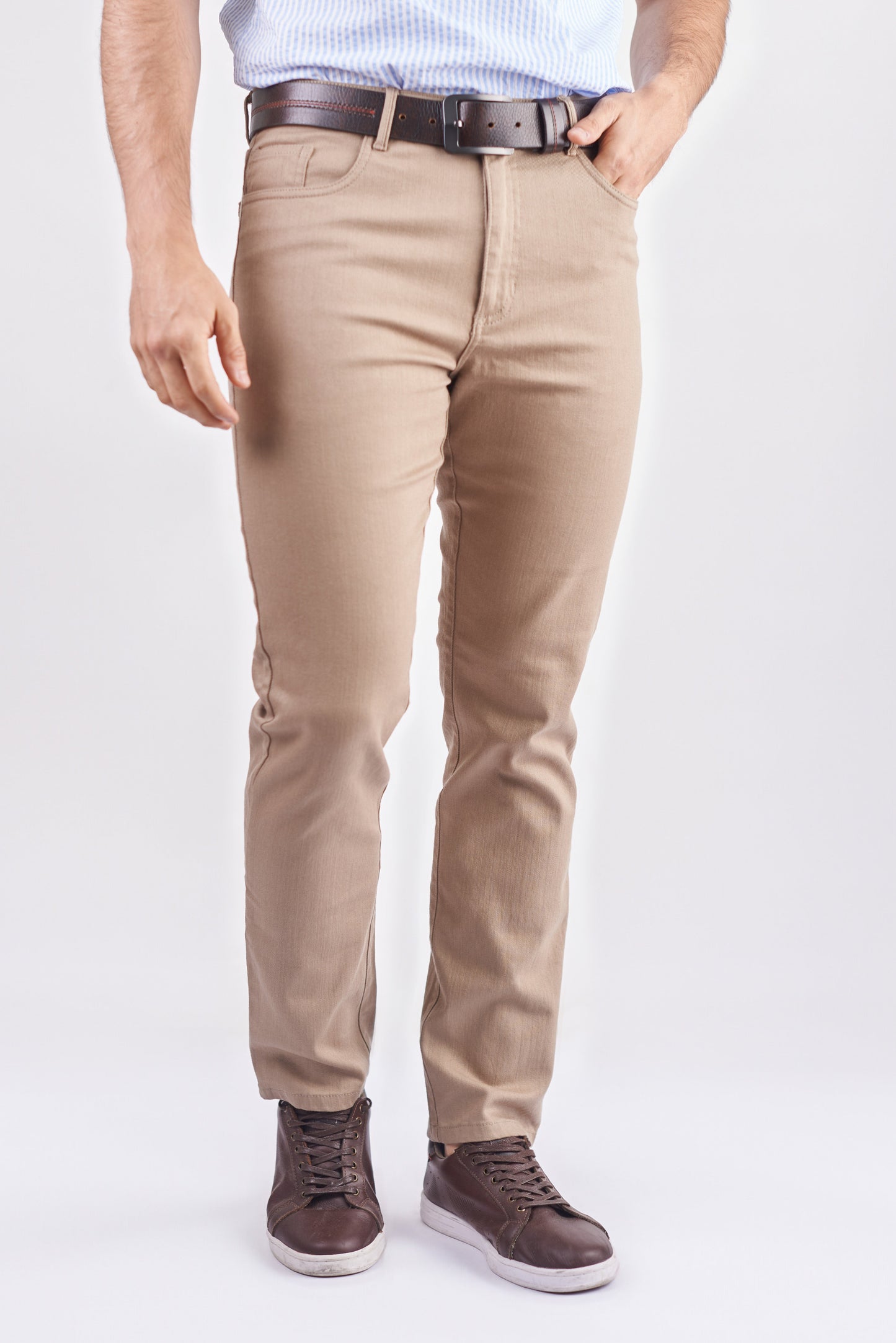 Pantalón 5 bolsillos slim fit color arena