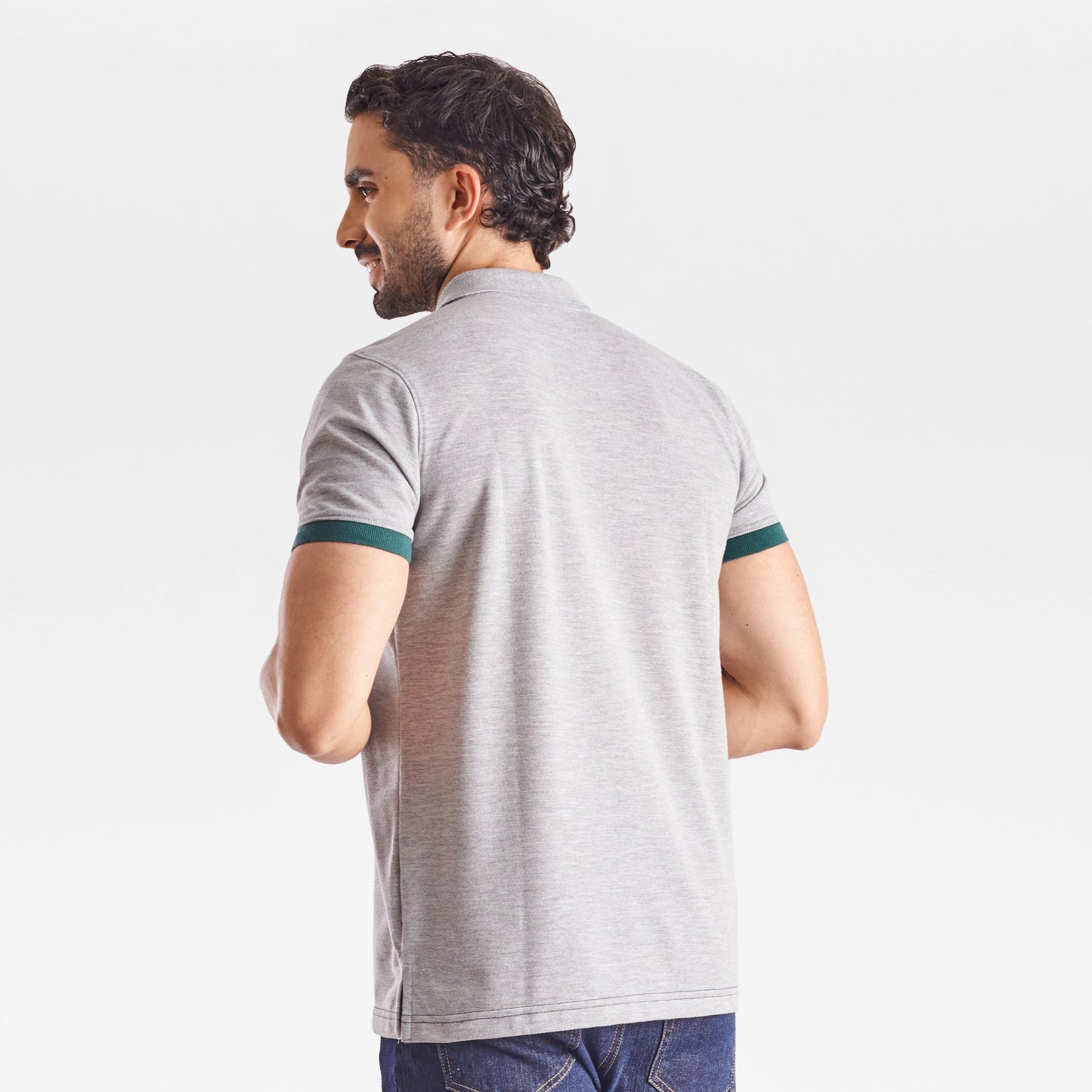 Camiseta tipo polo regular fit color gris medio