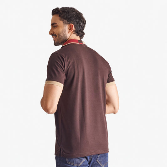 Camiseta tipo polo regular fit color café