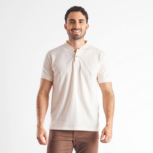 Camiseta tipo polo regular fit color beige cuello nerú