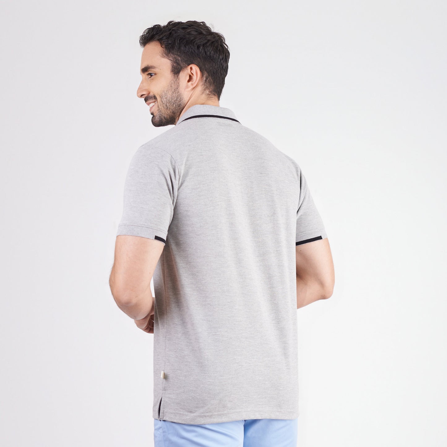 Camiseta tipo polo regular fit color gris