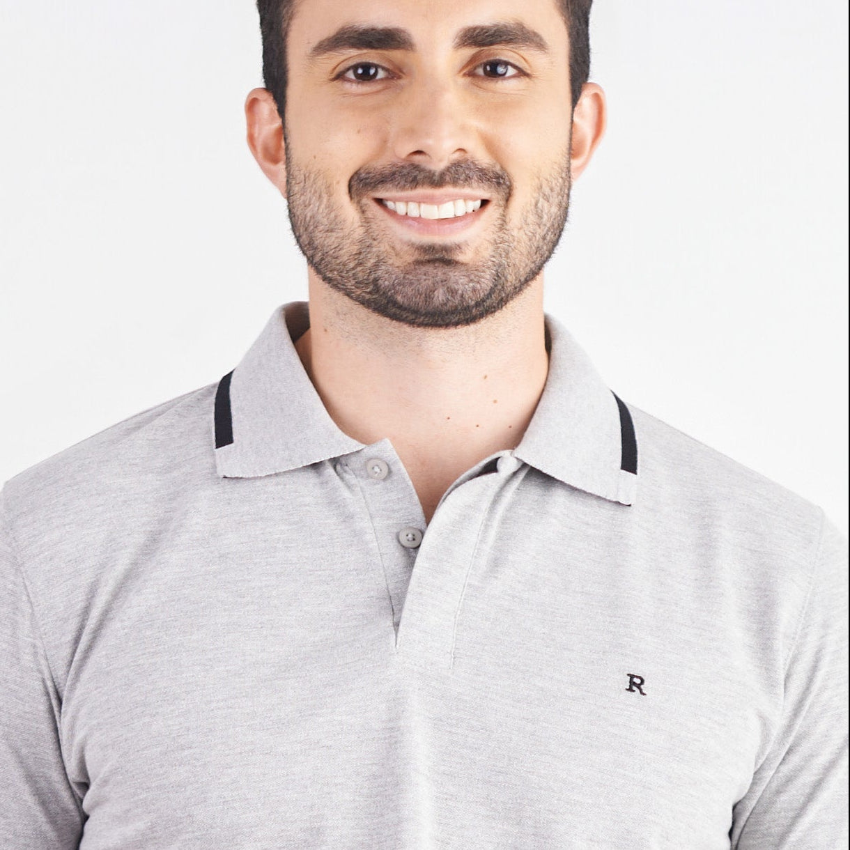 Camiseta tipo polo regular fit color gris