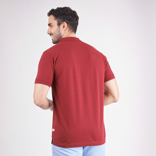 Camiseta tipo polo regular fit color vinotinto