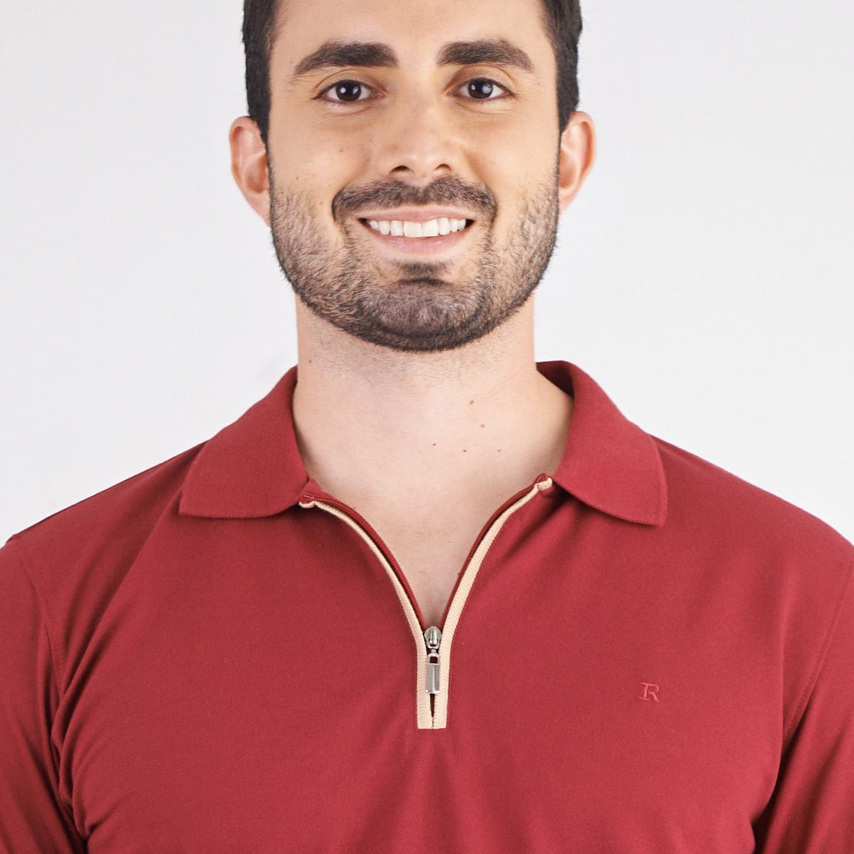 Camiseta tipo polo regular fit color vinotinto