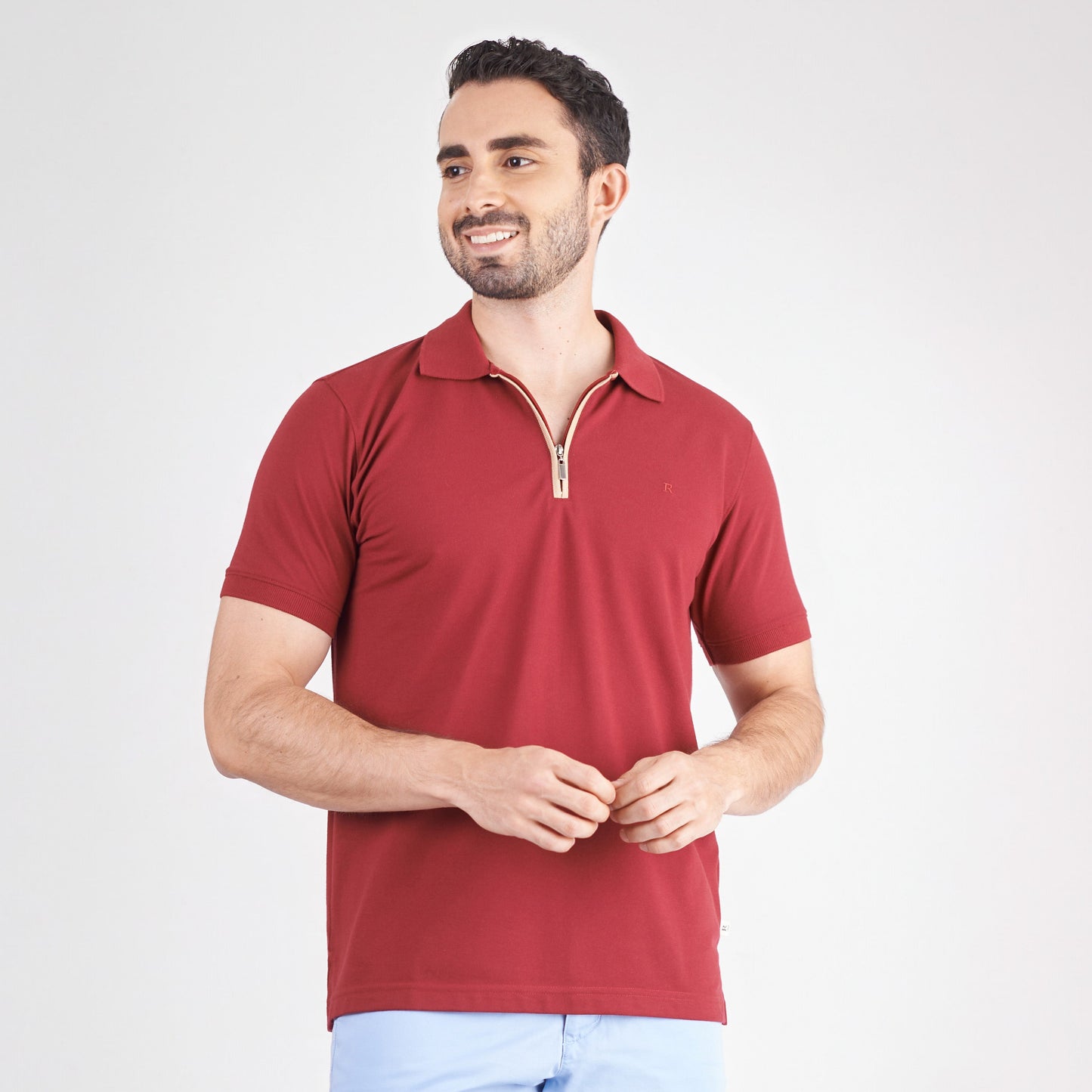 Camiseta tipo polo regular fit color vinotinto