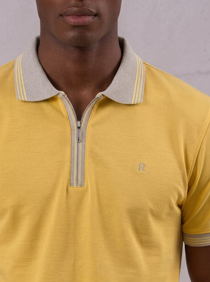Camiseta tipo polo regular fit color amarillo