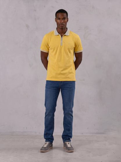 Camiseta tipo polo regular fit color amarillo