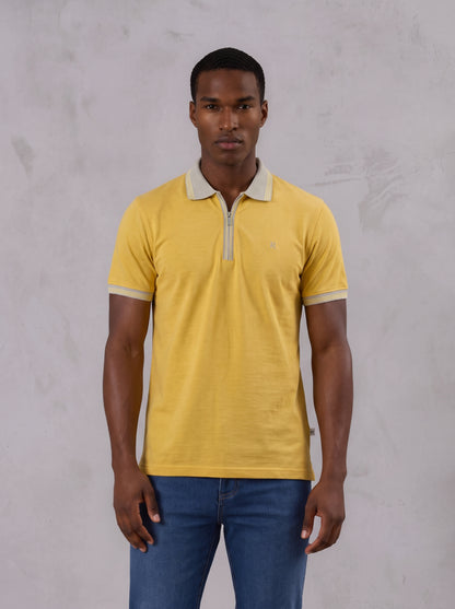 Camiseta tipo polo regular fit color amarillo