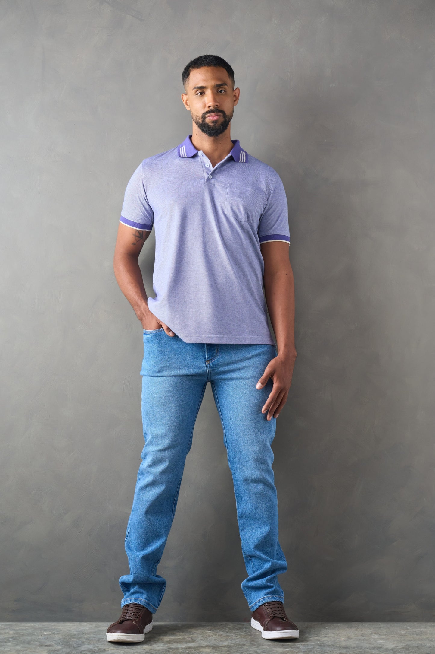 Camiseta tipo polo regular fit morado