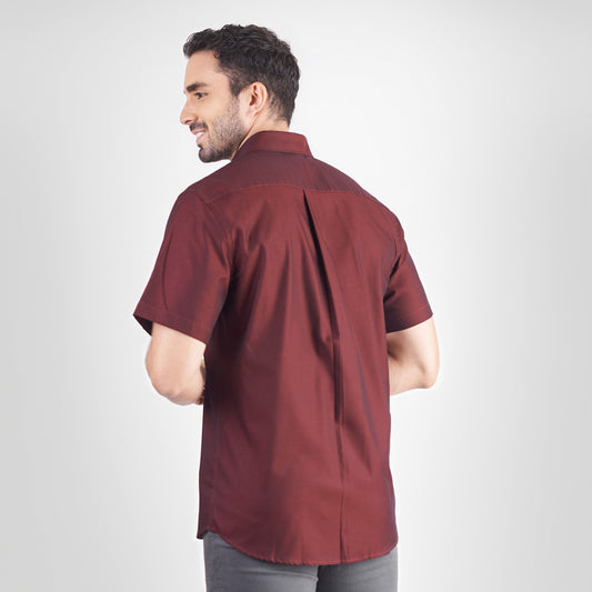 Camisa regular fit fondo entero color vinotinto