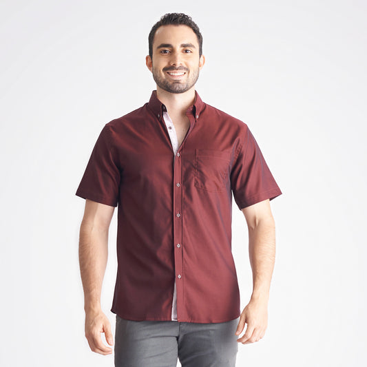 Camisa regular fit fondo entero color vinotinto
